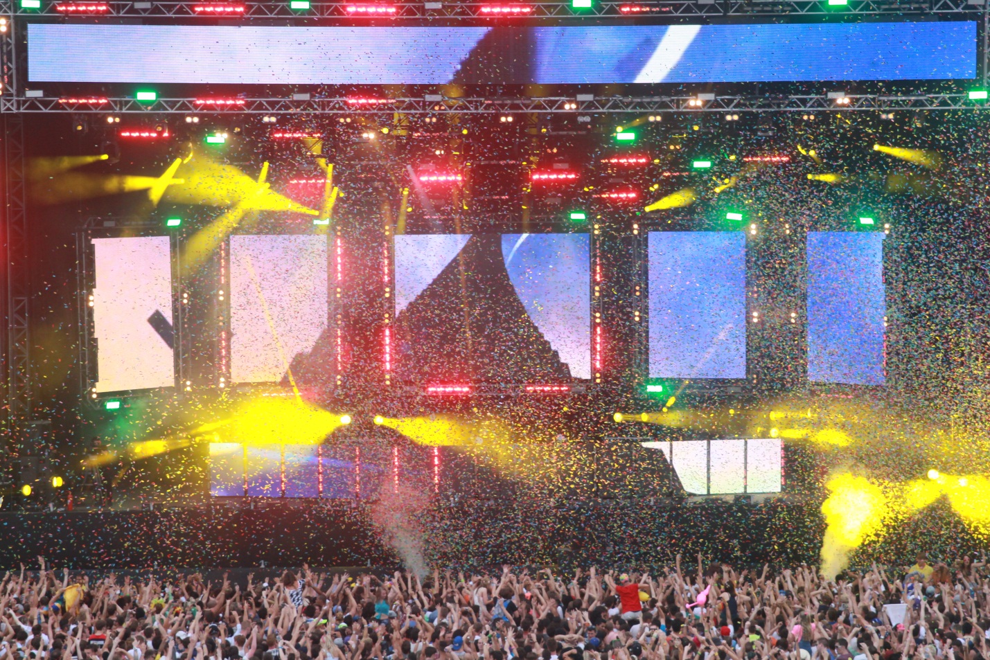 EDC Electric Daisy Carnival London 2013! Photographs! raannt