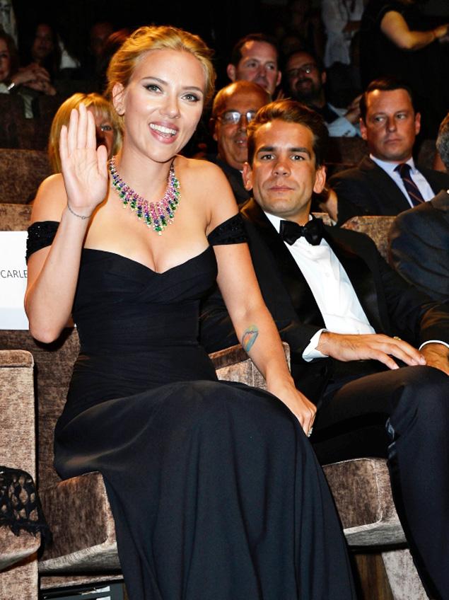 scarlett johansson romain dauriac couple engaged_raannt