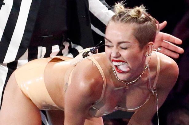 miley cyrus twerk tongue 2013 snl vma_raannt