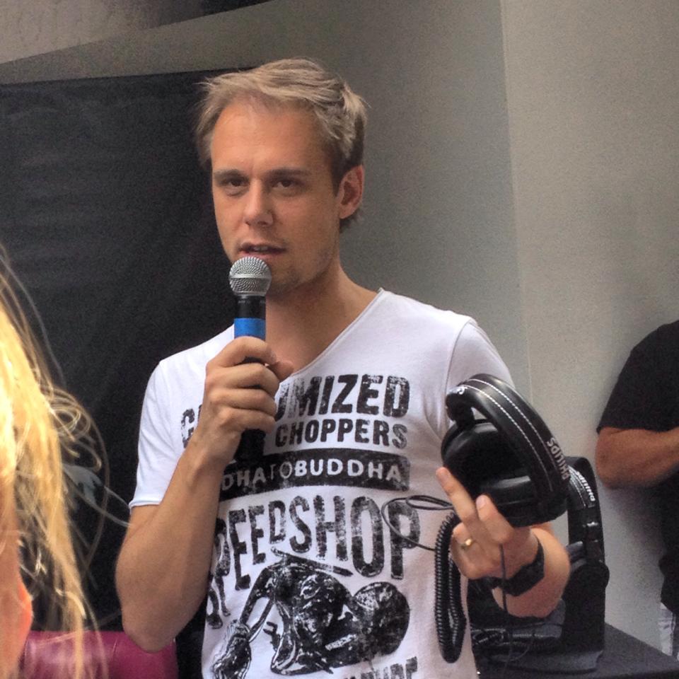 armin van buuren headphones phillips a5-pro 1_raannt