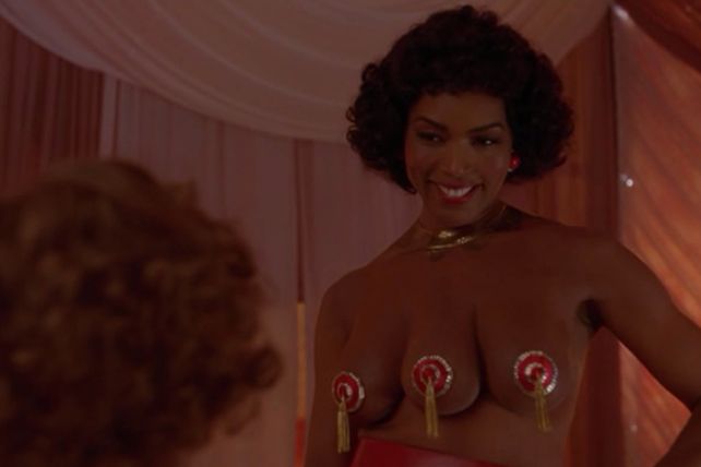 angela bassett three breasts american horror story_raannt